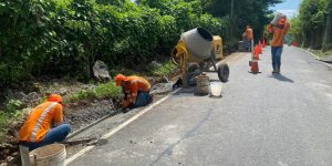 Como parte de las medidas de seguridad y preventivas para usuarios de las vías, equipos del Fondo de Conservación Vial (Fovial) se encuentran trabajando en la construcción de drenajes en la carretera hacia Juayúa, en Sonsonate, que es parte de la Ruta de las Flores, visitada por miles de turistas nacionales e internacionales.

Los trabajos consisten en la habilitación de cunetas y otras obras de drenajes desde el desvío Los Conejos hasta Juayúa para darles un mejor tratamiento a las aguas lluvias y evitar problemas de inundaciones en este período.

Las obras que ejecuta actualmente Fovial son adicionales a la intervención hechas en esta carretera, que consiste en la renovación de la carpeta asfáltica en el tramo desde Juayúa hasta San José La Majada.

Además de la renovación de la vía, que incluyó el tratamiento, la mejora de la base y la aplicación de una nueva carpeta de rodamiento, también fue señalizada.