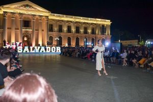 Deslumbrante desfile de moda en el Centro Histórico de San Salvador beneficia a la Fundación Parque Cuscatlán